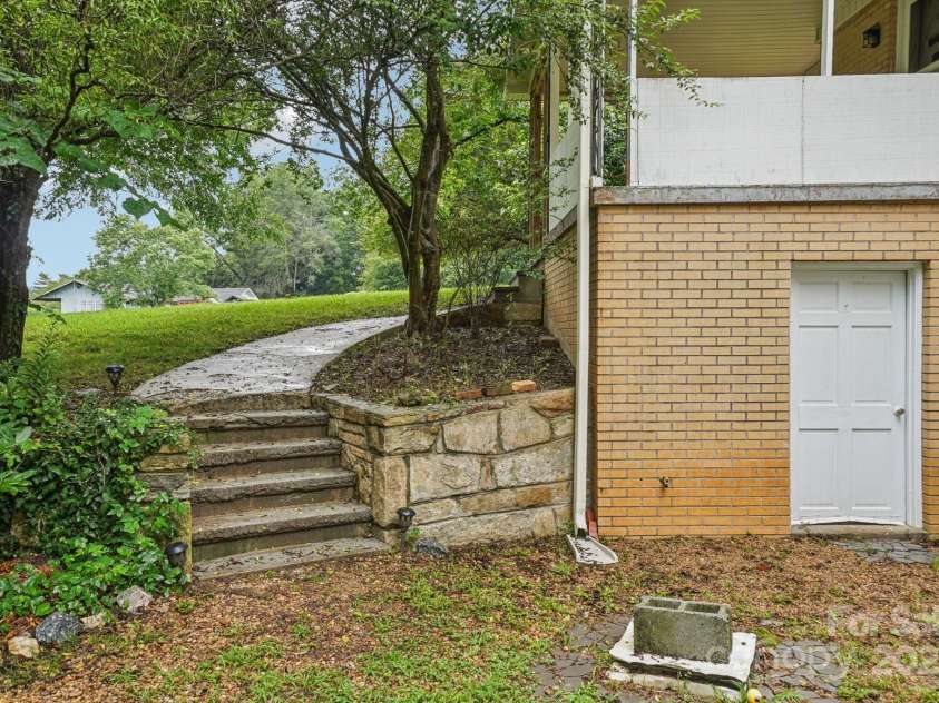 142 Byrd Lane, Hendersonville, NC 28792.  MLS# CAR4268898, YatesRealty ID 30629. 