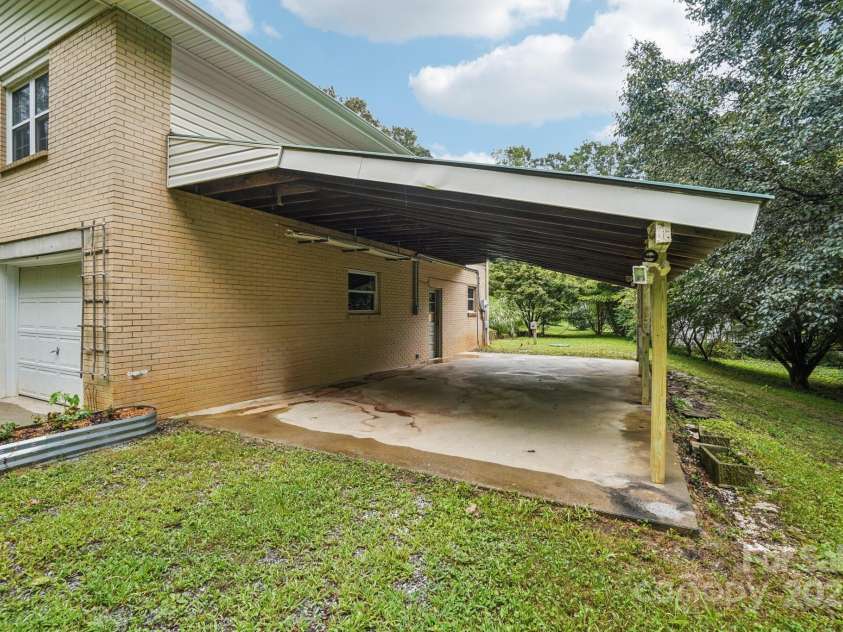 142 Byrd Lane, Hendersonville, NC 28792.  MLS# CAR4268898, YatesRealty ID 30629. 