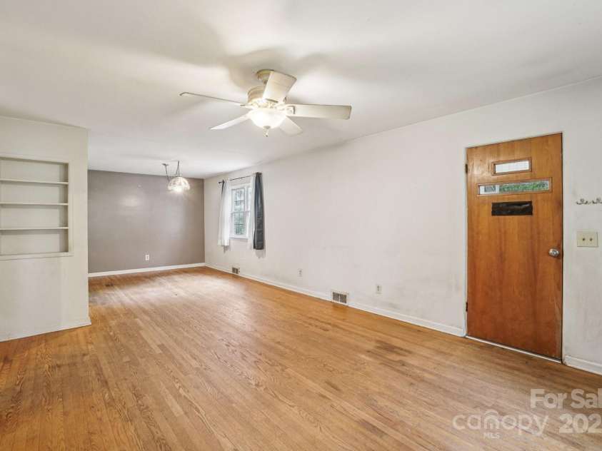 142 Byrd Lane, Hendersonville, NC 28792.  MLS# CAR4268898, YatesRealty ID 30629. 