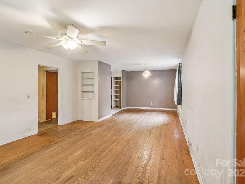 142 Byrd Lane, Hendersonville, NC 28792.  MLS# CAR4268898, YatesRealty ID 30629. 