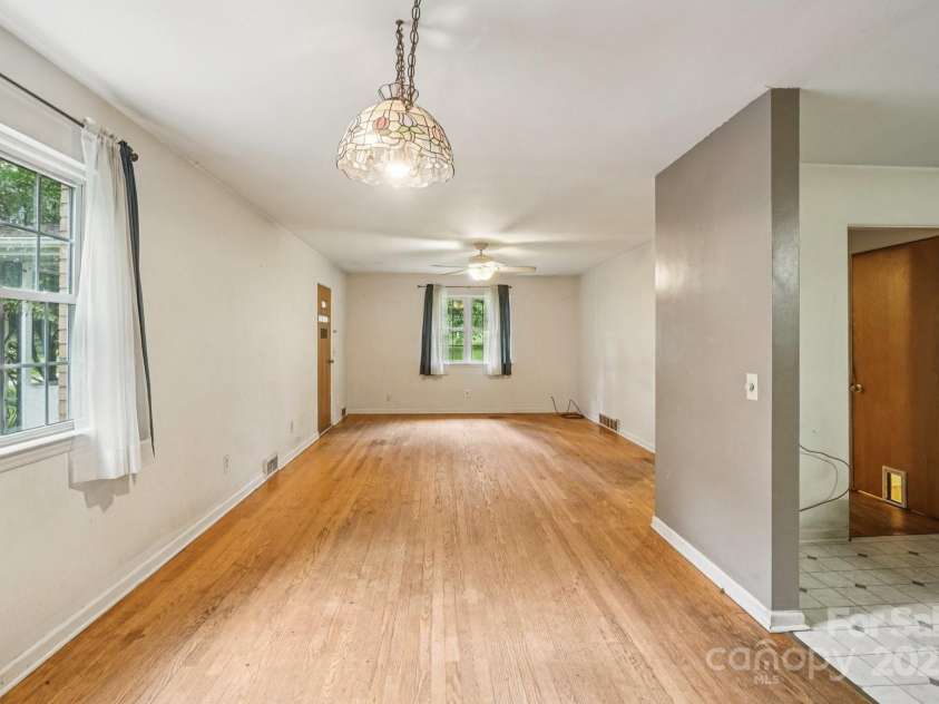 142 Byrd Lane, Hendersonville, NC 28792.  MLS# CAR4268898, YatesRealty ID 30629. 