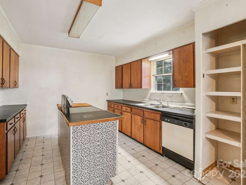 142 Byrd Lane, Hendersonville, NC 28792.  MLS# CAR4268898, YatesRealty ID 30629. 