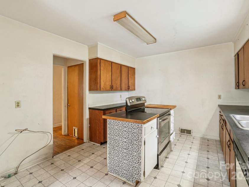 142 Byrd Lane, Hendersonville, NC 28792.  MLS# CAR4268898, YatesRealty ID 30629. 