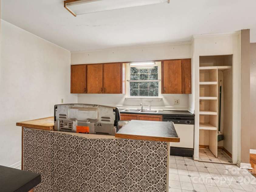 142 Byrd Lane, Hendersonville, NC 28792.  MLS# CAR4268898, YatesRealty ID 30629. 