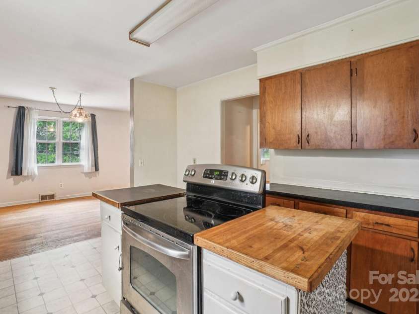 142 Byrd Lane, Hendersonville, NC 28792.  MLS# CAR4268898, YatesRealty ID 30629. 