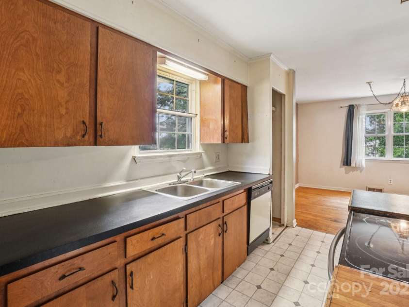 142 Byrd Lane, Hendersonville, NC 28792.  MLS# CAR4268898, YatesRealty ID 30629. 