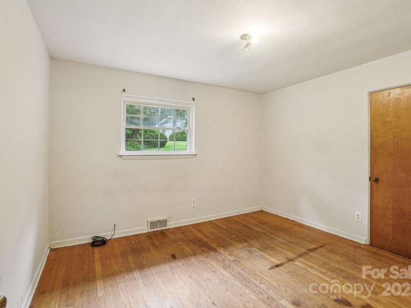 142 Byrd Lane, Hendersonville, NC 28792.  MLS# CAR4268898, YatesRealty ID 30629. 