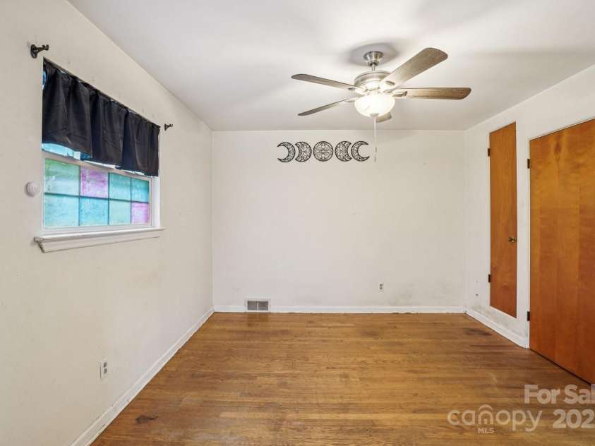 142 Byrd Lane, Hendersonville, NC 28792.  MLS# CAR4268898, YatesRealty ID 30629. 