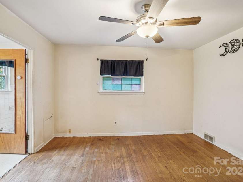 142 Byrd Lane, Hendersonville, NC 28792.  MLS# CAR4268898, YatesRealty ID 30629. 