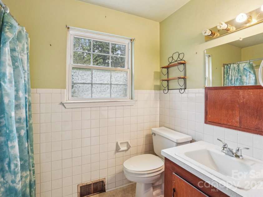 142 Byrd Lane, Hendersonville, NC 28792.  MLS# CAR4268898, YatesRealty ID 30629. 