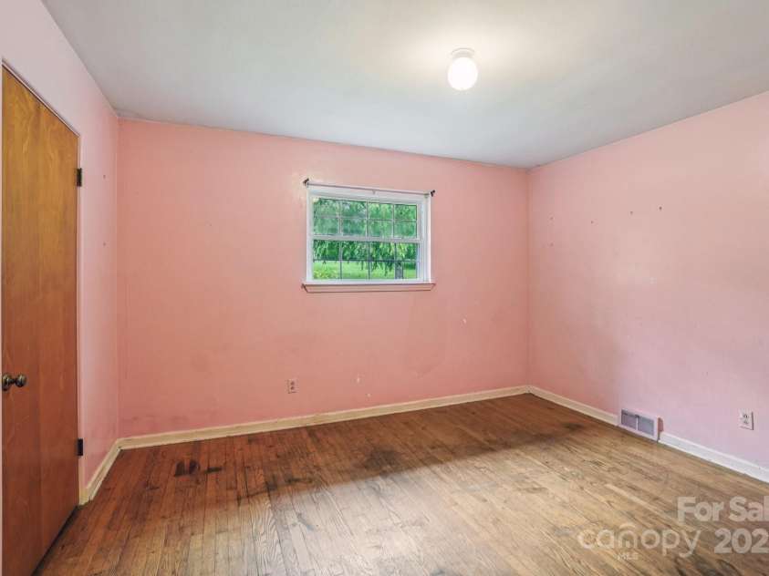 142 Byrd Lane, Hendersonville, NC 28792.  MLS# CAR4268898, YatesRealty ID 30629. 