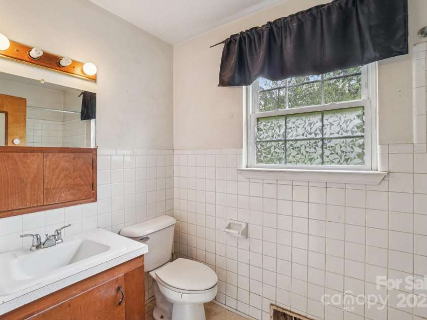 142 Byrd Lane, Hendersonville, NC 28792.  MLS# CAR4268898, YatesRealty ID 30629. 