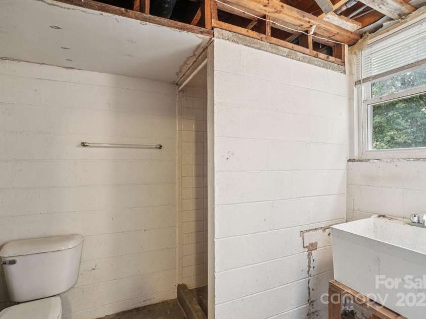 142 Byrd Lane, Hendersonville, NC 28792.  MLS# CAR4268898, YatesRealty ID 30629. 