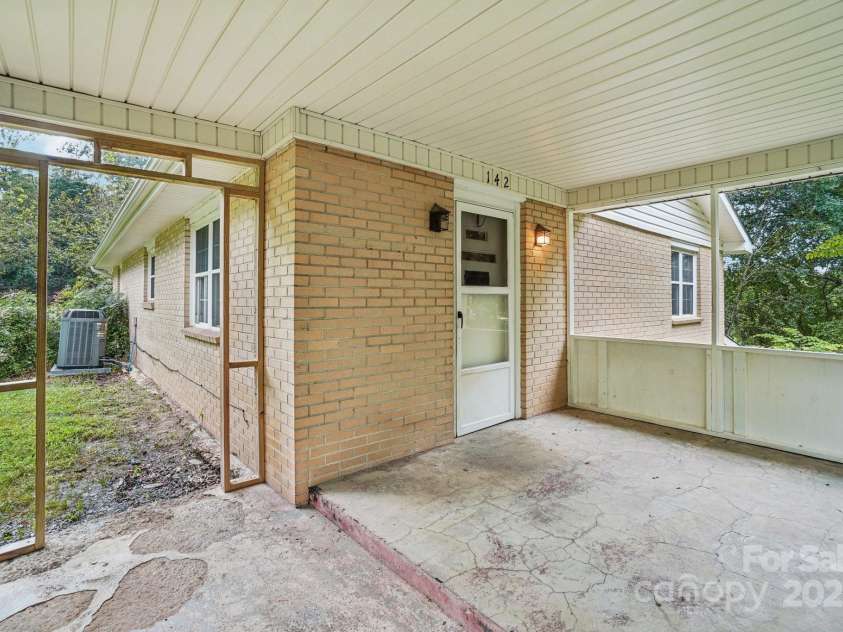 142 Byrd Lane, Hendersonville, NC 28792.  MLS# CAR4268898, YatesRealty ID 30629. 
