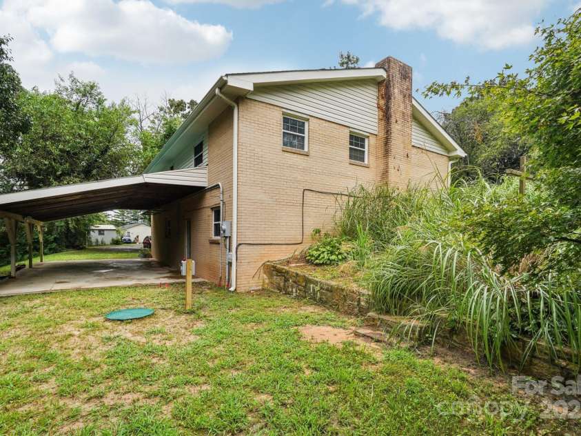 142 Byrd Lane, Hendersonville, NC 28792.  MLS# CAR4268898, YatesRealty ID 30629. 