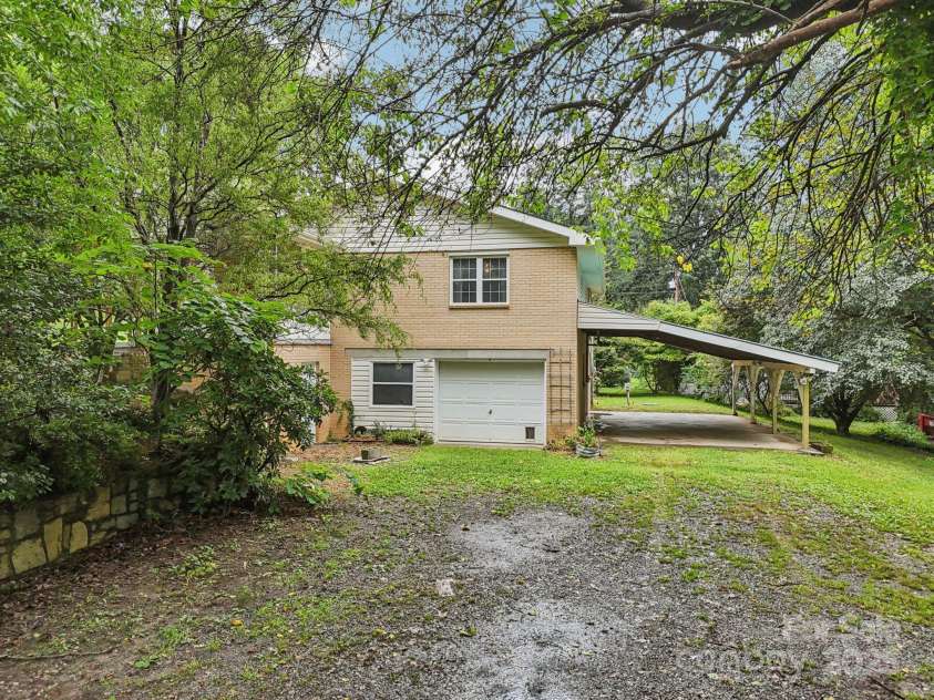 142 Byrd Lane, Hendersonville, NC 28792.  MLS# CAR4268898, YatesRealty ID 30629. 