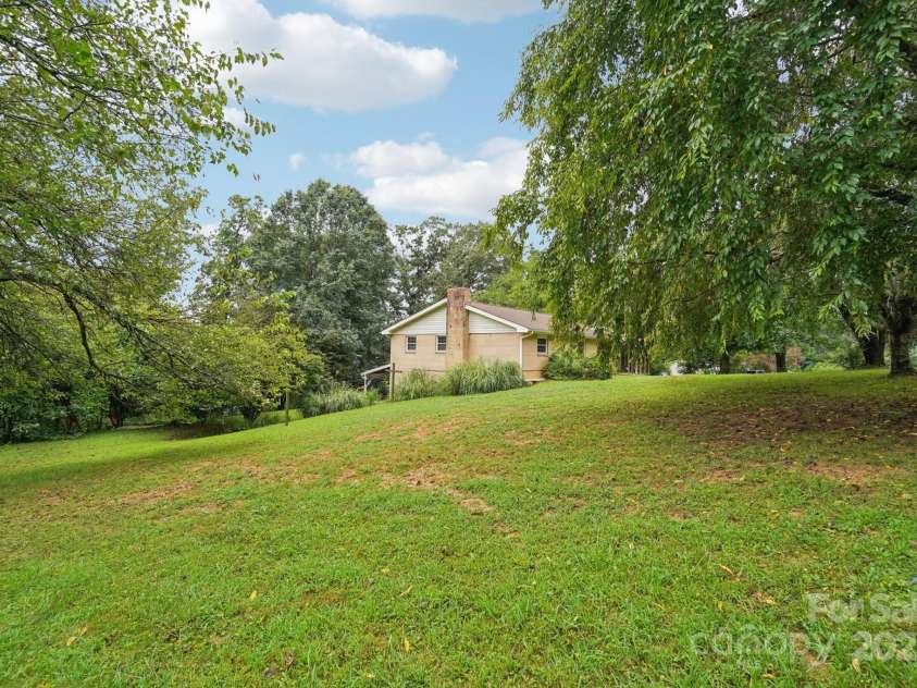 142 Byrd Lane, Hendersonville, NC 28792.  MLS# CAR4268898, YatesRealty ID 30629. 