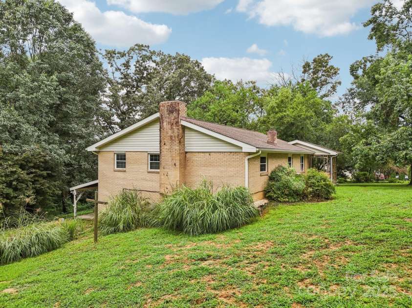 142 Byrd Lane, Hendersonville, NC 28792.  MLS# CAR4268898, YatesRealty ID 30629. 