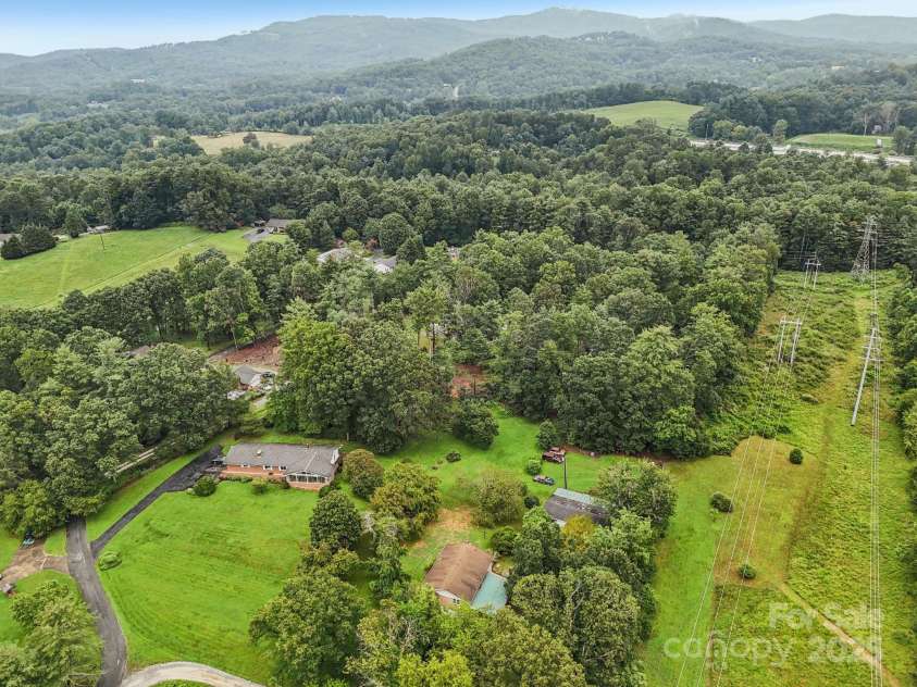 142 Byrd Lane, Hendersonville, NC 28792.  MLS# CAR4268898, YatesRealty ID 30629. 