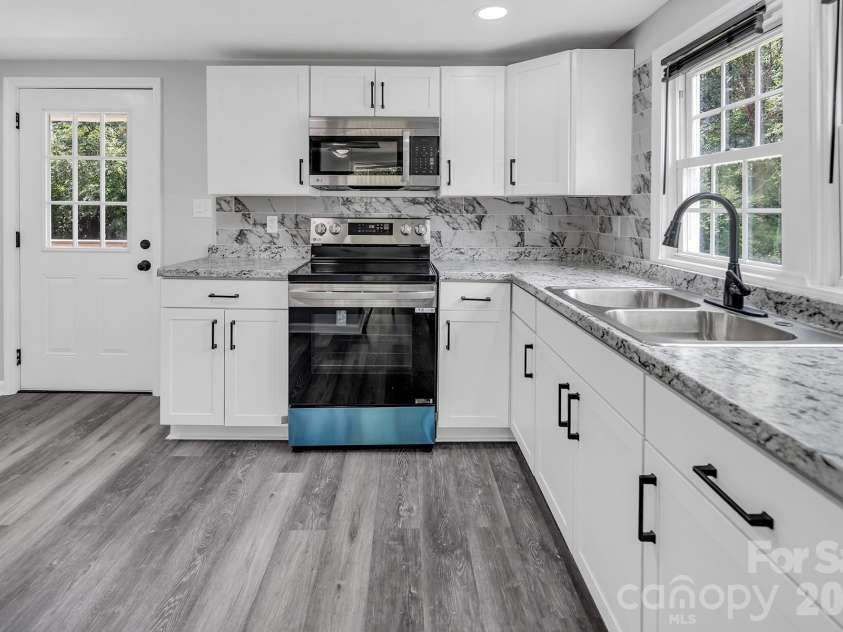 2091 & 2095 Catawba River Road, Fort Lawn, SC 29714.  MLS# CAR4283024, YatesRealty ID 3063. #2091 Kitchen