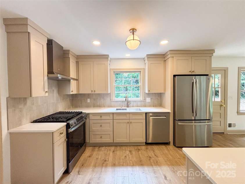 771 9th Street, Hickory, NC 28601.  MLS# CAR4287912, YatesRealty ID 30633. 