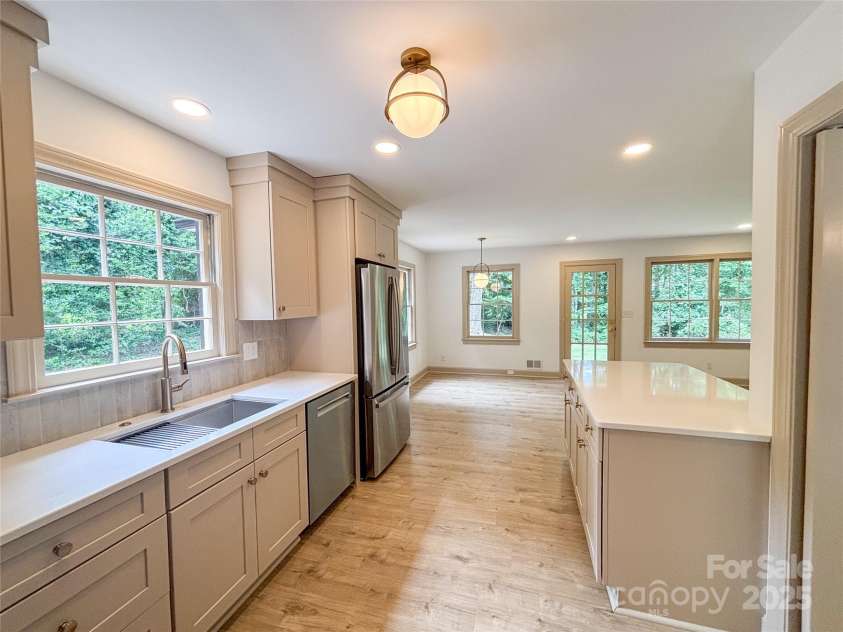 771 9th Street, Hickory, NC 28601.  MLS# CAR4287912, YatesRealty ID 30633. 