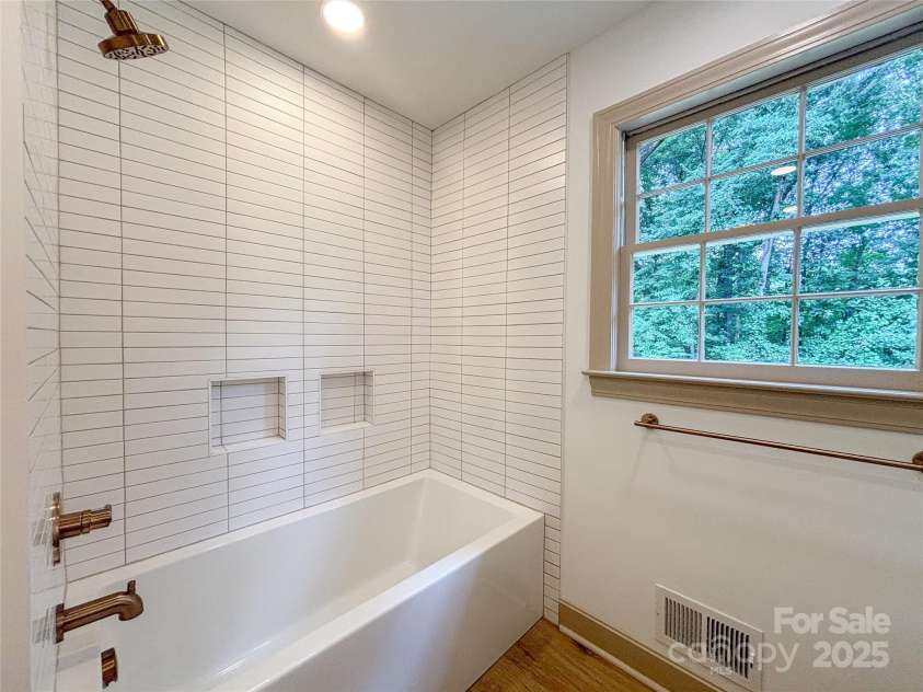 771 9th Street, Hickory, NC 28601.  MLS# CAR4287912, YatesRealty ID 30633. 