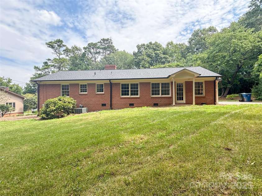 771 9th Street, Hickory, NC 28601.  MLS# CAR4287912, YatesRealty ID 30633. 