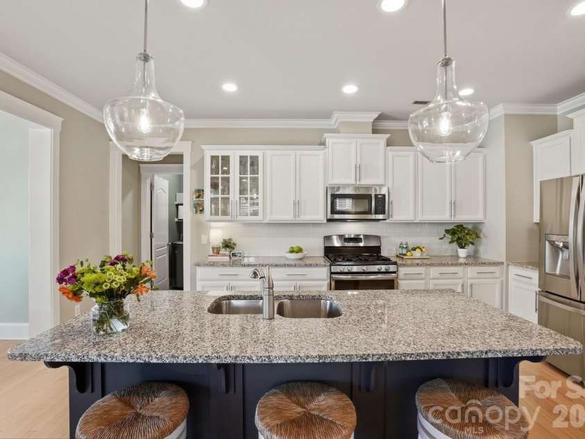 783 Waterscape Court, Rock Hill, SC 29730.  MLS# CAR4380311, YatesRealty ID 30635. Chef's kitchen with granite tops, island, 42