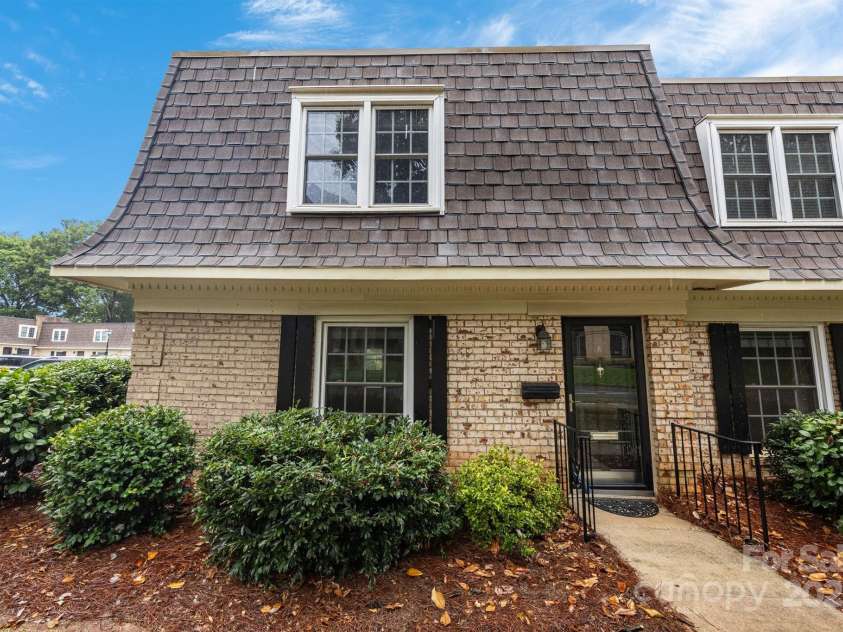 1700 Roxborough Road, Charlotte, NC 28211.  MLS# CAR4287724, YatesRealty ID 30636. 