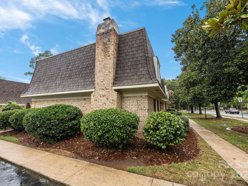 1700 Roxborough Road, Charlotte, NC 28211.  MLS# CAR4287724, YatesRealty ID 30636. 