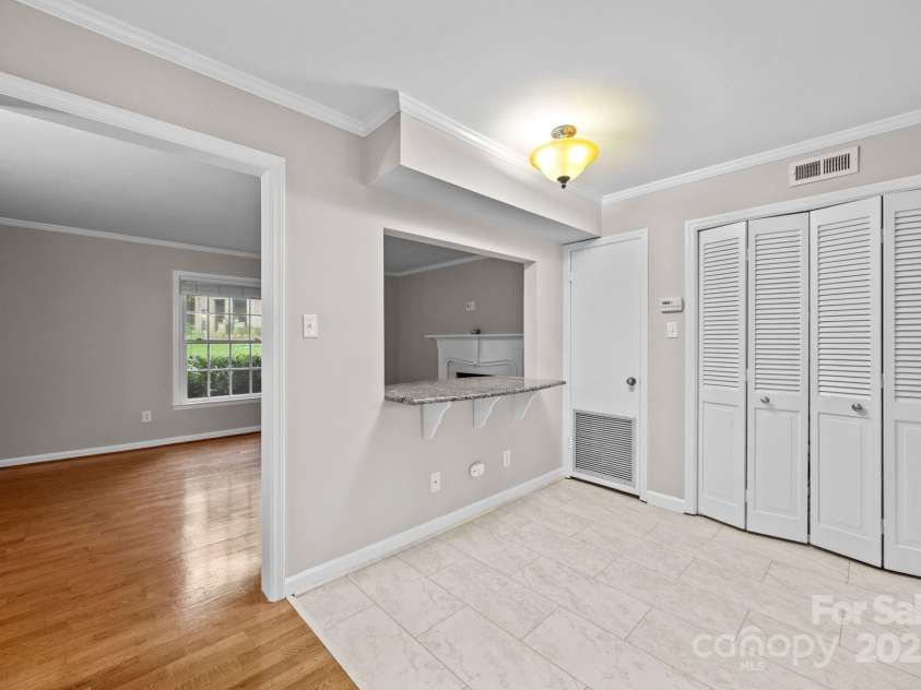 1700 Roxborough Road, Charlotte, NC 28211.  MLS# CAR4287724, YatesRealty ID 30636. 