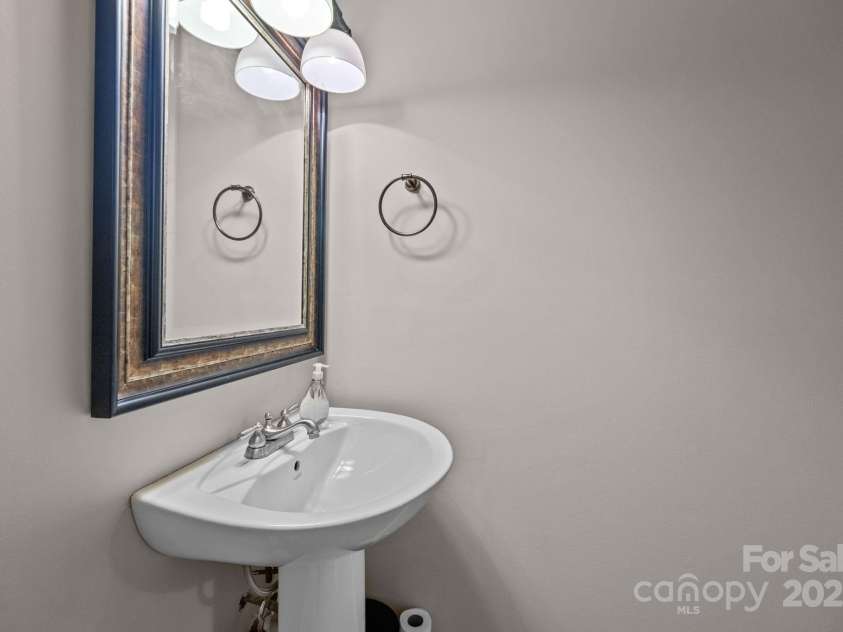 1700 Roxborough Road, Charlotte, NC 28211.  MLS# CAR4287724, YatesRealty ID 30636. 