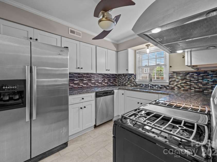 1700 Roxborough Road, Charlotte, NC 28211.  MLS# CAR4287724, YatesRealty ID 30636. 