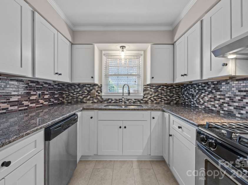 1700 Roxborough Road, Charlotte, NC 28211.  MLS# CAR4287724, YatesRealty ID 30636. 