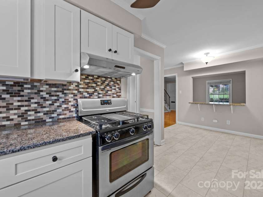 1700 Roxborough Road, Charlotte, NC 28211.  MLS# CAR4287724, YatesRealty ID 30636. 