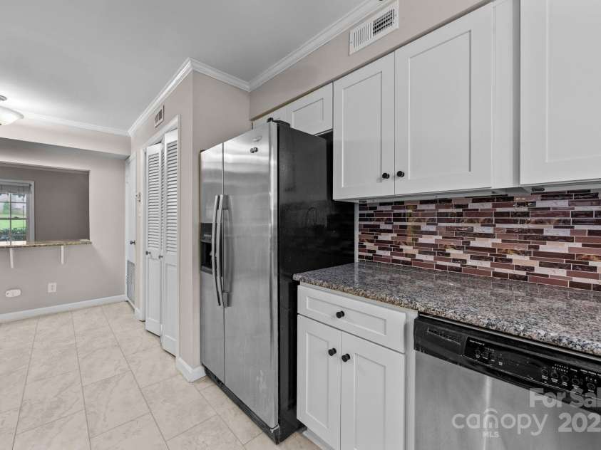 1700 Roxborough Road, Charlotte, NC 28211.  MLS# CAR4287724, YatesRealty ID 30636. 