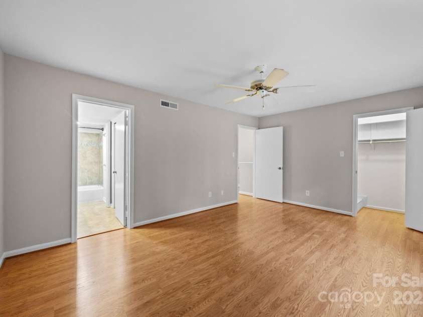 1700 Roxborough Road, Charlotte, NC 28211.  MLS# CAR4287724, YatesRealty ID 30636. 