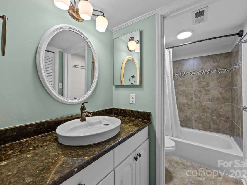 1700 Roxborough Road, Charlotte, NC 28211.  MLS# CAR4287724, YatesRealty ID 30636. 