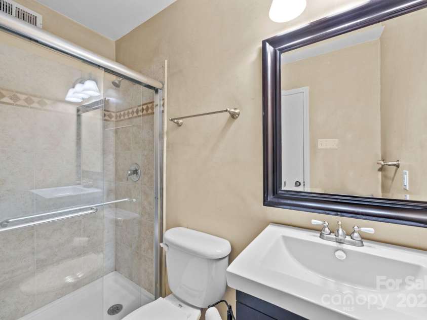 1700 Roxborough Road, Charlotte, NC 28211.  MLS# CAR4287724, YatesRealty ID 30636. 