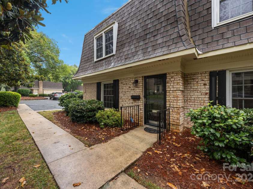 1700 Roxborough Road, Charlotte, NC 28211.  MLS# CAR4287724, YatesRealty ID 30636. 