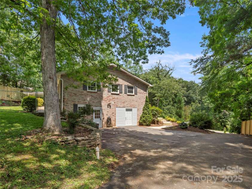 124 New Rockwood Road, Arden, NC 28704.  MLS# CAR4260829, YatesRealty ID 30638. 