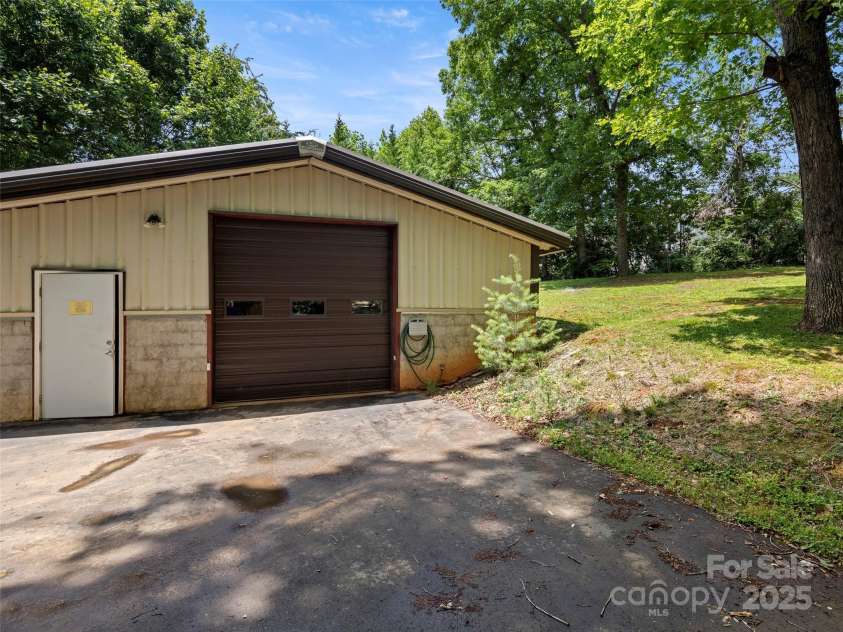 124 New Rockwood Road, Arden, NC 28704.  MLS# CAR4260829, YatesRealty ID 30638. 