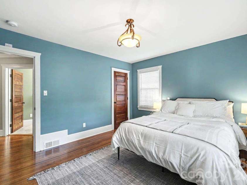 2215 Hassell Place, Charlotte, NC 28209.  MLS# CAR4382060, YatesRealty ID 30641. 