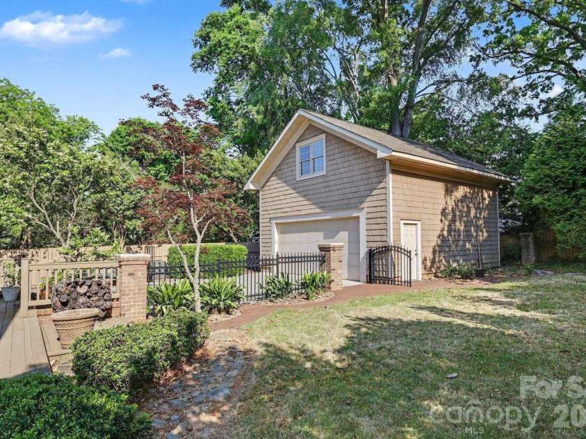 2215 Hassell Place, Charlotte, NC 28209.  MLS# CAR4382060, YatesRealty ID 30641. 