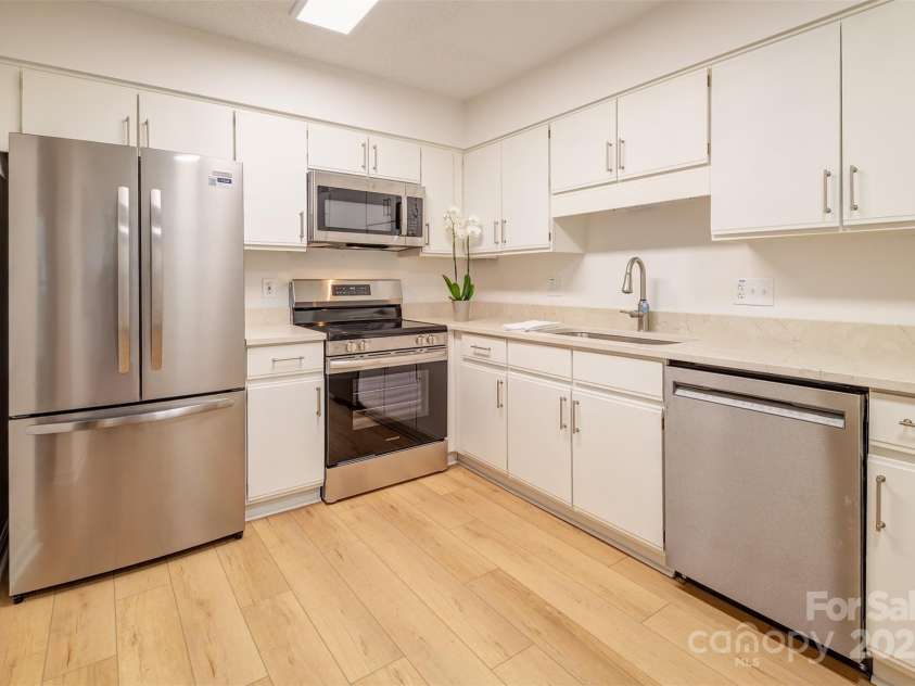 1103 Abbey Circle, Asheville, NC 28805.  MLS# CAR4285880, YatesRealty ID 30643. 