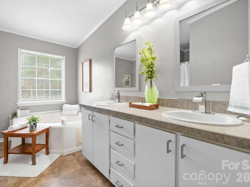 150 Bost Nursery Road, Maiden, NC 28650.  MLS# CAR4388448, YatesRealty ID 30643. Large Primary Bath