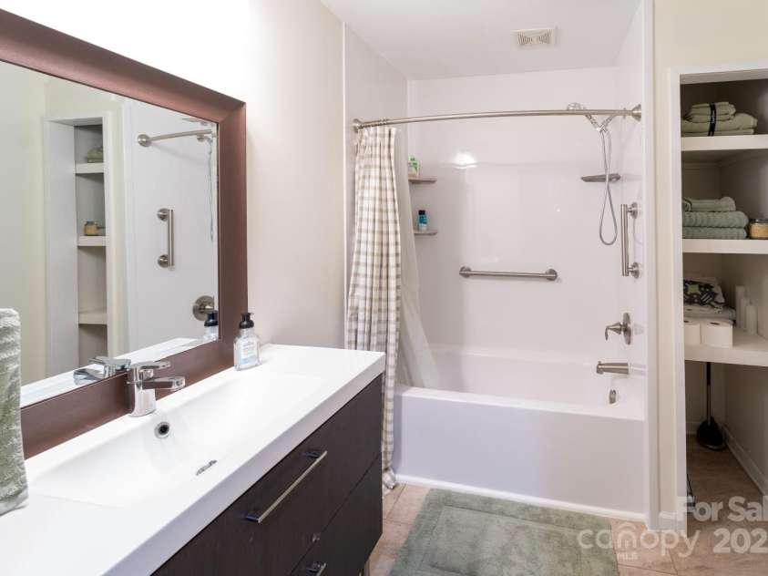 1165 Molokai Drive, Tega Cay, SC 29708.  MLS# CAR4289445, YatesRealty ID 30647. 2nd Bathroom