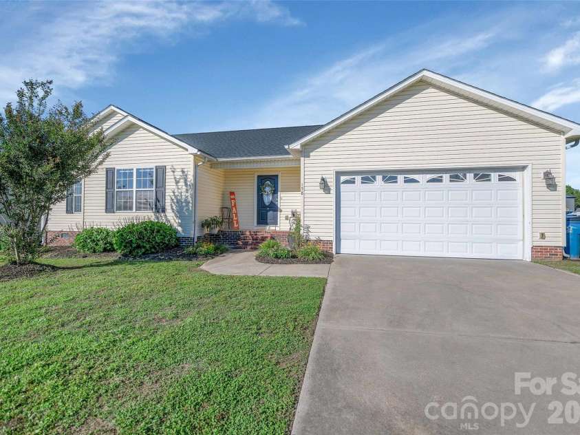 158 Autumn Woods Drive, Kings Mountain, NC 28086.  MLS# CAR4382691, YatesRealty ID 30647. 