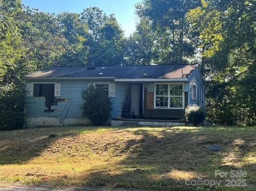 1125 Hillcrest Drive, Thomasville, NC 27360.  MLS# CAR4240647, YatesRealty ID 3065. 